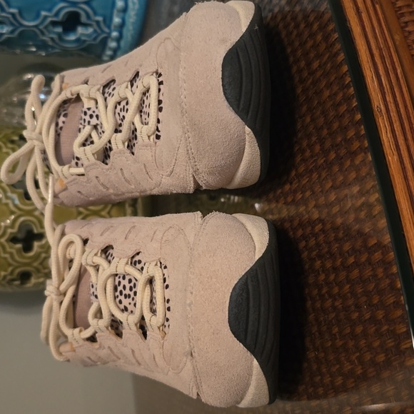 Easy Spirit Beige Suede Sneakers (#17) - Picture 4 of 8